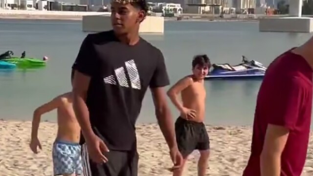 Βίντεο: Ο Λαμίν Γιαμάλ έκανε το καλύτερο δώρο Χριστουγέννων σε μια παρέα πιτσιρικάδων παίζοντας μπάλα μαζί τους