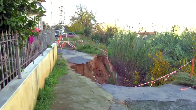 Κακοκαιρία στην Αττική: Καθίζηση 10 μέτρων στο ρέμα της Πικροδάφνης, σε κατάσταση έκτακτης ανάγκης ο Άγιος Δημήτριος 
