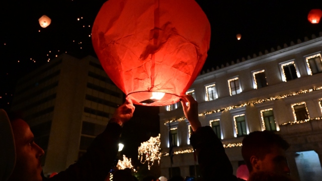 Μαγικές εικόνες στην Αθήνα: Χιλιάδες φαναράκια φωτίζουν τον Αττικό ουρανό, για τη Νύχτα των Ευχών, δείτε βίντεο
