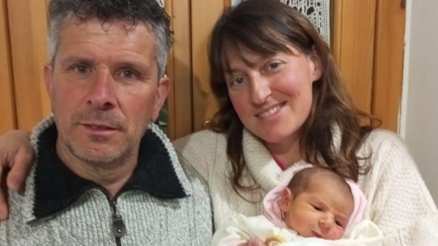 Ιταλοί κάτοικοι αρχαίου χωριού γιόρτασαν το πρώτο μωρό που γεννήθηκε εδώ και 30 χρόνια