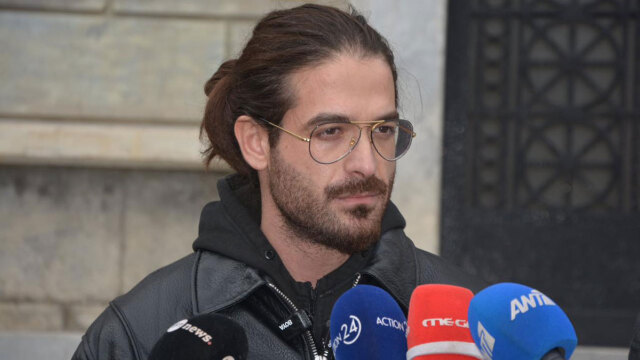 Ελεύθερος ο Μουγκοπέτρος μετά τη μήνυση της συζύγου του για ενδοοικογενειακή απειλή: «Σεβόμενος τα παιδιά μου δεν θα πω τίποτα για τη μητέρα τους» είπε