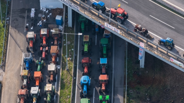 Προς νέα κλιμάκωση τα μπλόκα των αγροτών ενόψει της Πρωτοχρονιάς - Την Κυριακή η κρίσιμη πανελλαδική σύσκεψη