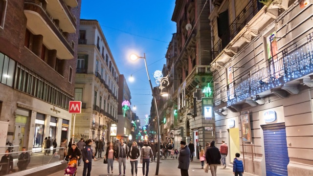 Αναστάτωση στο κέντρο της Νάπολης: Τραυματίστηκαν δύο τουρίστριες από πτώση σοβάδων