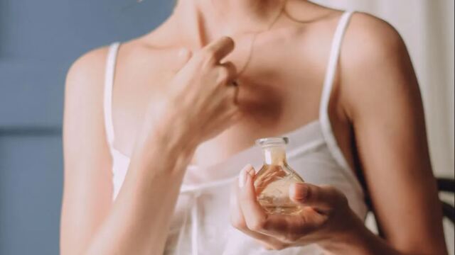 Roll-on, σπρέι ή solid; Πώς θα διαλέξουμε το ιδανικό άρωμα για εμάς
