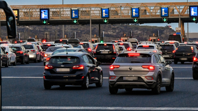 Η έξοδος των Αθηναίων για τα Χριστούγεννα: Έφυγαν περισσότεροι οδικώς σε σχέση με πέρσι, μεγάλη αύξηση και στις πτήσεις