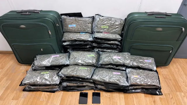 Συνελήφθη 29χρονη στο «Ελ. Βενιζέλος» με πάνω από 24 κιλά κάνναβης στις αποσκευές της