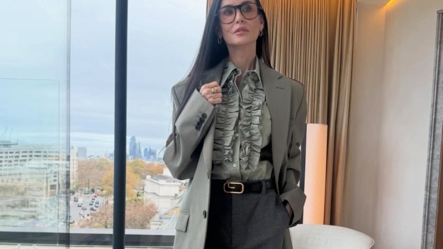 Ντέμι Μουρ: Με καλοκαιρινά παπούτσια στο χιόνι
