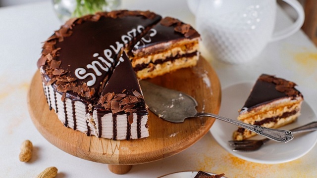 Μια σπιτική τούρτα σαν Snickers: Σοκολατένια, αφράτη και γεμάτη καραμέλα