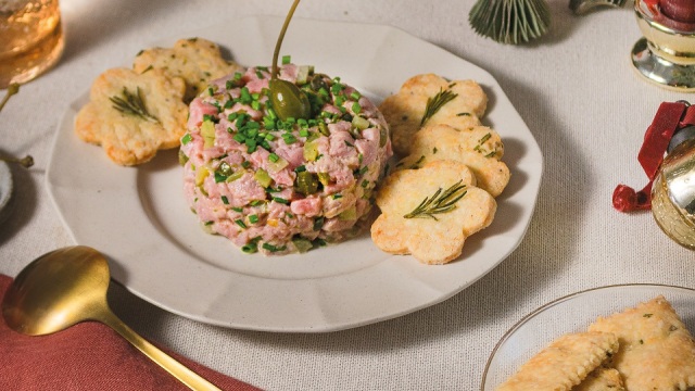 Μοσχαρίσιο ταρτάρ με σπιτικά πικάντικα κράκερ
