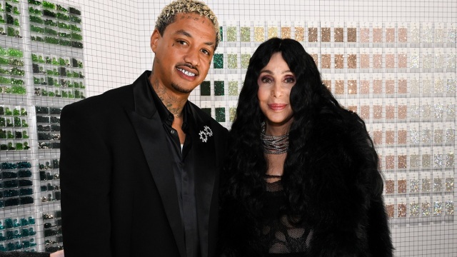 Cher: Παντρεύεται στα 80α γενέθλιά της με τον κατά 40 χρόνια νεότερο σύντροφό της;
