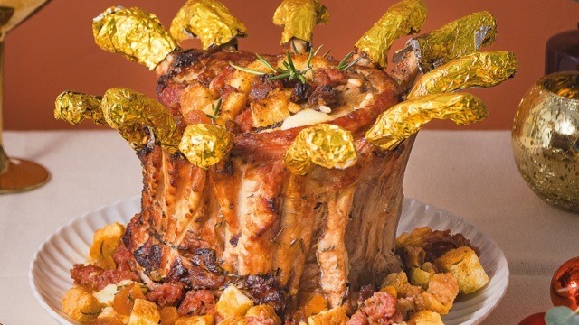 Χοιρινή κορώνα γεμιστή: Βήμα - βήμα η εμβληματική συνταγή από την Εύα Μονοχάρη