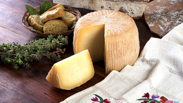 10 ελληνικά τυριά που ξεχωρίσαμε για το γιορτινό τραπέζι - και πού θα τα βρείτε