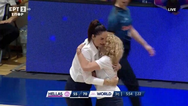 Όμορφη στιγμή στο All Star Game των γυναικών: Δρακάκη και Ερντέμ έβγαλαν τα σακάκια τους και έπαιξαν μπάσκετ, δείτε βίντεο