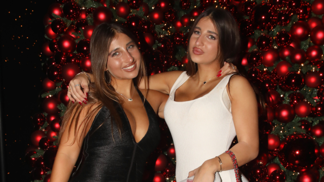 Ελένη Πετρουλάκη: Οι δίδυμες κόρες της διασκέδασαν στα μπουζούκια, δείτε φωτογραφίες