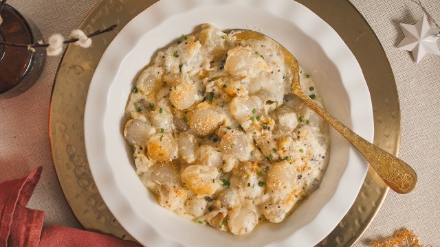 Κρεμμυδάκια σε γιορτινή λευκή σάλτσα με αρωματικό εστραγκόν
