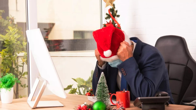 Όσοι δουλεύουν μέσα στις γιορτές κινδυνεύουν με «ύπουλο» burnout – Η ψυχολόγος εξηγεί