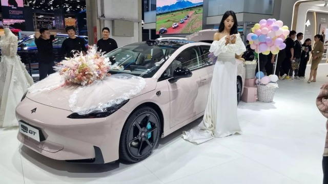 Γιατί η Κίνα βάζει «φρένο» στα ηλεκτρικά από το 2026;
