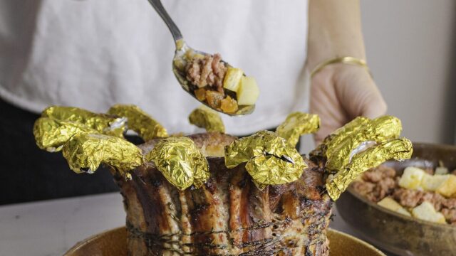 Χοιρινή κορώνα γεμιστή: Βήμα - βήμα η εμβληματική συνταγή από την Εύα Μονοχάρη