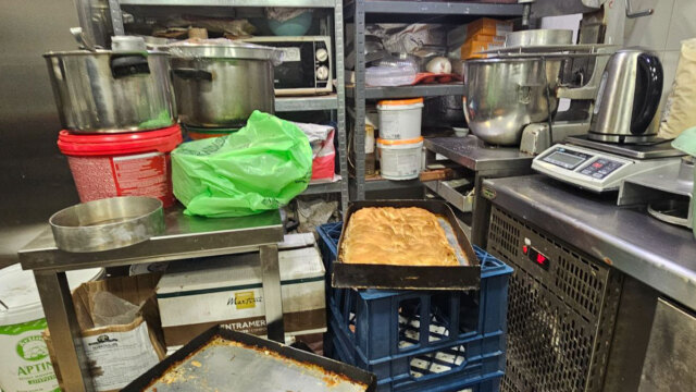 Χαλασμένα μπιφτέκια, βρώμικοι πάγκοι, άθλιες συνθήκες -  Κατασχέθηκαν 12 τόνοι ακατάλληλων προϊόντων, δείτε φωτογραφίες