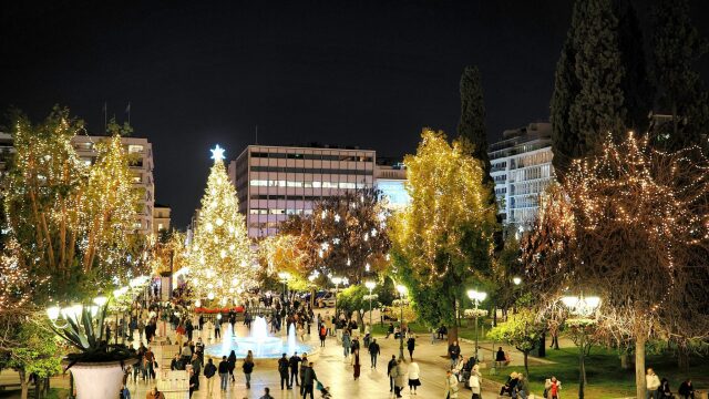 Η χειμερινή Αθήνα και η ιεροτελεστία της Πρωτοχρονιάς
