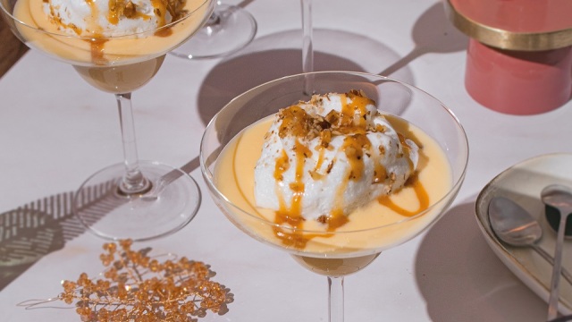 Île flottante με γεύση μελομακάρονο
