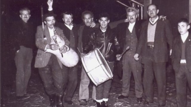 Αρχαϊκά κάλαντα και μεταμφιέσεις κρατούν ζωντανά τα έθιμα του Δωδεκαημέρου στη Δυτική Μακεδονία
