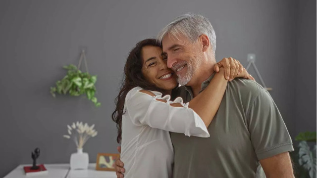 3 μυστικά για σχέσεις που αντέχουν μετά τα 50 – Γιατί γινόμαστε καλύτεροι σύντροφοι
