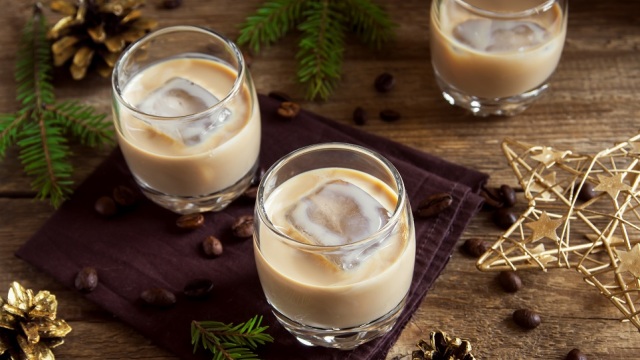 Σπιτικό Baileys: Το λικέρ που φτιάχνεται σε 5 λεπτά και γίνεται το απόλυτο γιoρτινό κέρασμα
