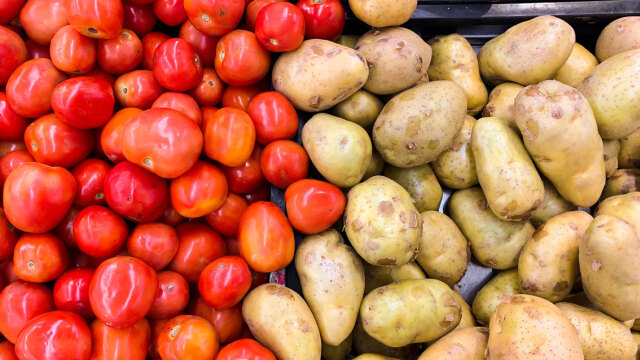 Ο περίεργος λόγος για τον οποίο δεν πρέπει να αποθηκεύετε ντομάτες και πατάτες μαζί