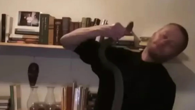 Άφησε δηλητηριώδη φίδια να τον δαγκώσουν πάνω από 200 φορές για να αποκτήσει... ανοσία