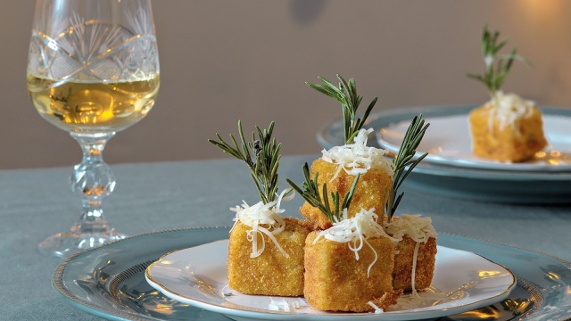 Μπουκιές τραχανά με Μετσοβόνε και δεντρολίβανο
