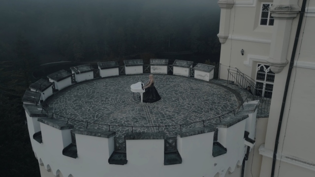 Η «ιπτάμενη πιανίστρια» Έλενα Ξυδιά παίζει πιάνο στην κορυφή κάστρου 800 ετών στην Κροατία, δείτε βίντεο