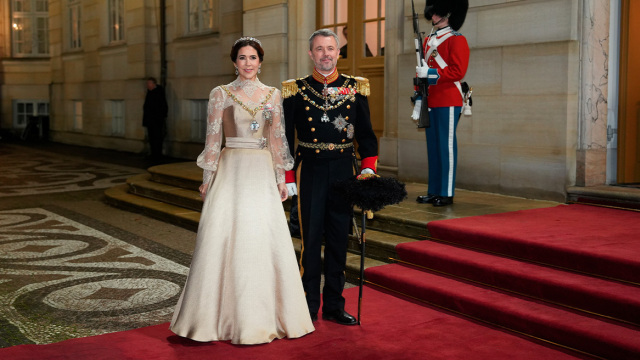 Η βασίλισσα Μαίρη εντυπωσίασε με ιστορική τιάρα στην έναρξη των πρωτοχρονιάτικων εορτασμών στη Δανία, δείτε βίντεο