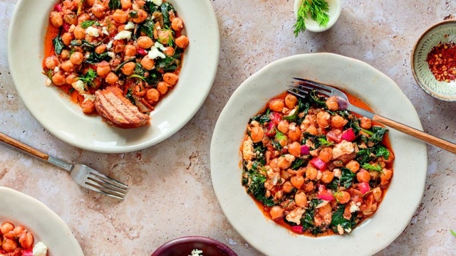 Ρεβίθια λαδερά με ντομάτα, σπανάκι και φέτα