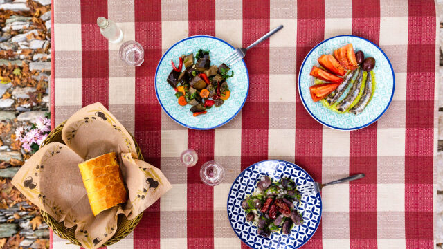 5 παραδοσιακά καφενεία που κρατούν τη φλόγα της ελληνικότητας αναμμένη
