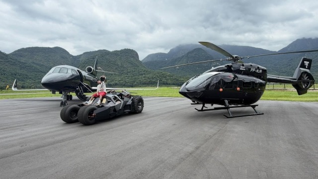 Τζετ, ελικόπτερο και «Batmobile»: Ο Νεϊμάρ ποζάρει με τη συλλογή των 50 εκατ. ευρώ, δείτε βίντεο
