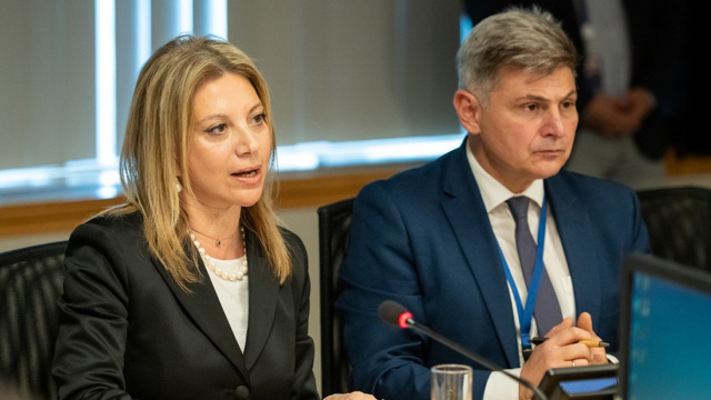 Με δύο ευρωβουλευτές ο ΣΥΡΙΖΑ μετά τη διαγραφή Φαραντούρη λόγω Καρυστιανού: Επίδειξη ισχύος Φάμελλου, «έτσι μπράβο» από Πολάκη