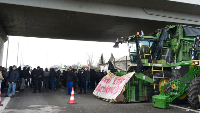 Ανυποχώρητοι οι αγρότες: Έκλεισε η υψηλή γέφυρα της Χαλκίδας και το Κάστρο Βοιωτίας, κλείνουν τελωνεία και παραδρόμους
