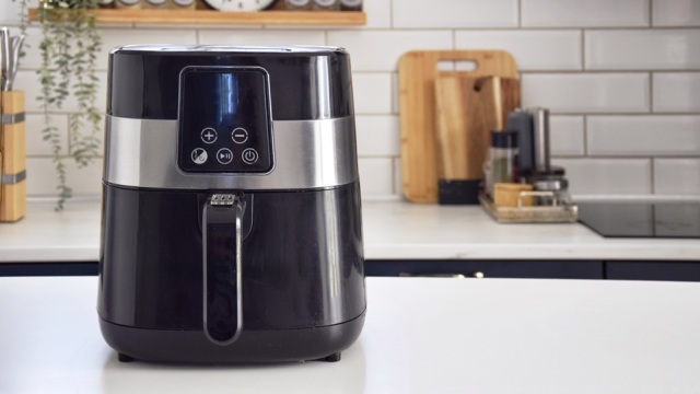 Πώς καθαρίζουμε το air fryer βήμα βήμα