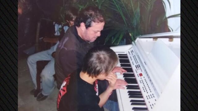 Ο Good Job Nicky δημοσίευσε φωτογραφία από την παιδική του ηλικία με τον Γιάννη Πάριο
