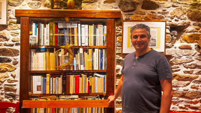 
Στο Χαλκί της Νάξου, συναντήσαμε έναν εστιάτορα που κρατά ζωντανές τις ιστορίες του τόπου