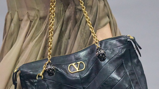 Οι ωραιότερες μαύρες τσάντες για να επενδύσετε αυτή τη σεζόν
