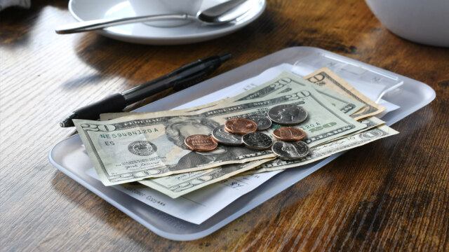 «Βούρκωσαν» οι σερβιτόρες: Πελάτες εστιατορίου τούς άφησαν φιλοδώρημα 4.200 ευρώ