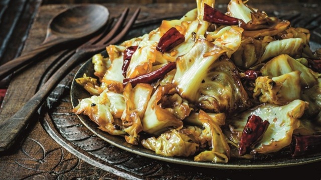 Ζεστές σαλάτες: Δοκιμάσαμε 15 συνταγές για χειμωνιάτικα και χορταστικά γεύματα
