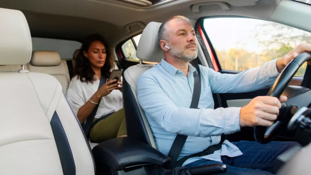 Οδήγηση: Όταν μιλάμε στο κινητό – και με hands free – γινόμαστε πιο αργοί
