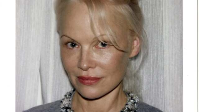 Η Pamela Anderson επέστρεψε στο χαρακτηριστικό πλατινέ ξανθό της

