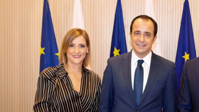 Στη σκιά του βίντεο με τις μίζες, η σύζυγος Χριστοδουλίδη παραιτείται από τον Ανεξάρτητο Φορέα Κοινωνικής Στήριξης, καταγγέλλει «ανελέητες» επιθέσεις