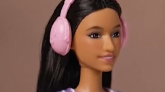 Μια νέα κούκλα γιορτάζει την αυτοεκτίμηση και την ποικιλομορφία – Το πρώτο μοντέλο με αυτισμό