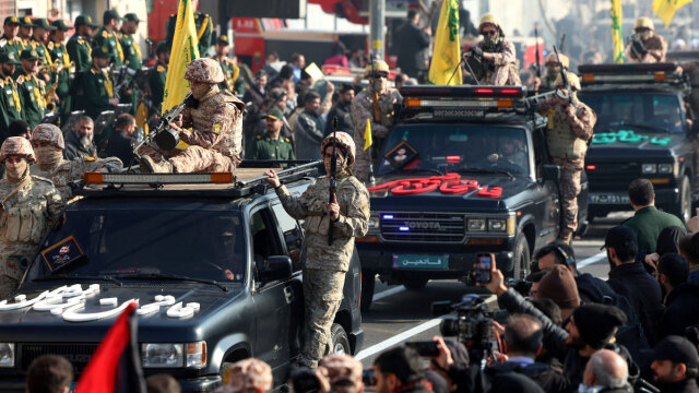 Ποιοι είναι οι πολιτοφύλακες Μπασίτζ που σπέρνουν τον τρόμο στους διαδηλωτές στο Ιράν