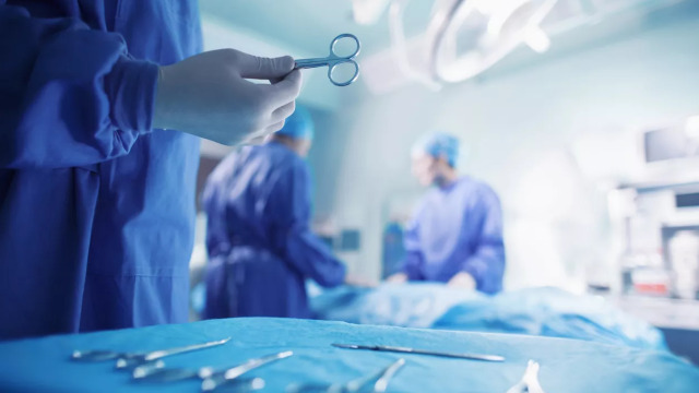 Με περισσότερα χειρουργεία και λιγότερες καθυστερήσεις «έκλεισε» το 2025 – Τι ξεμπλόκαρε τη διαδικασία
